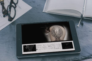 Tablet auf einem Tisch liegend mit der Webseite des Tattoo Studios Black Rose Ink in Bayreuth